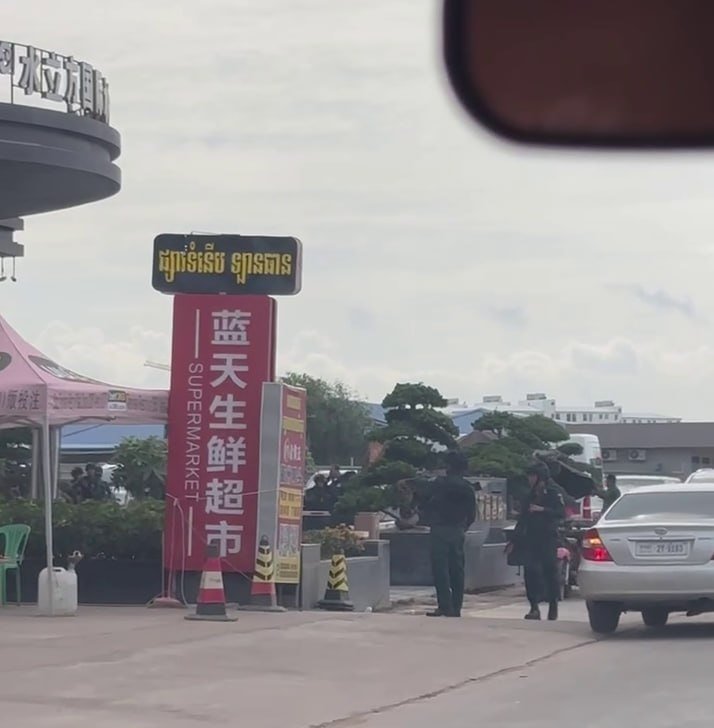 木牌水立方突遭宪兵包围 现场多辆大巴待命