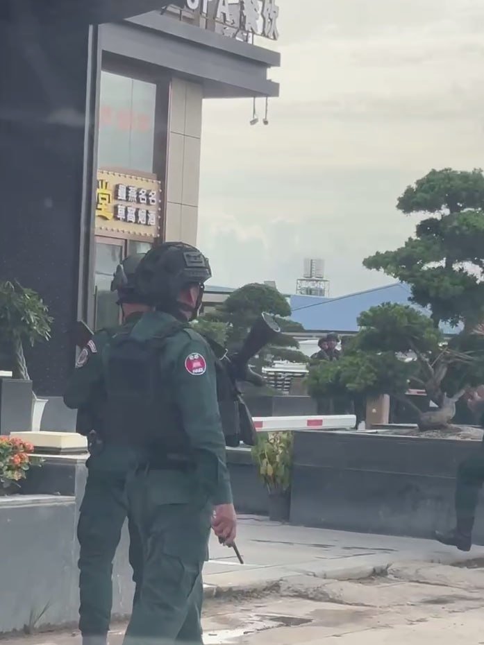 木牌水立方突遭宪兵包围 现场多辆大巴待命
