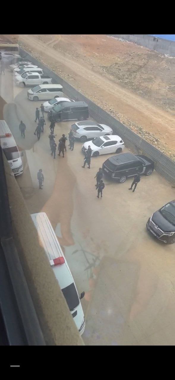 木牌水立方突遭宪兵包围 现场多辆大巴待命