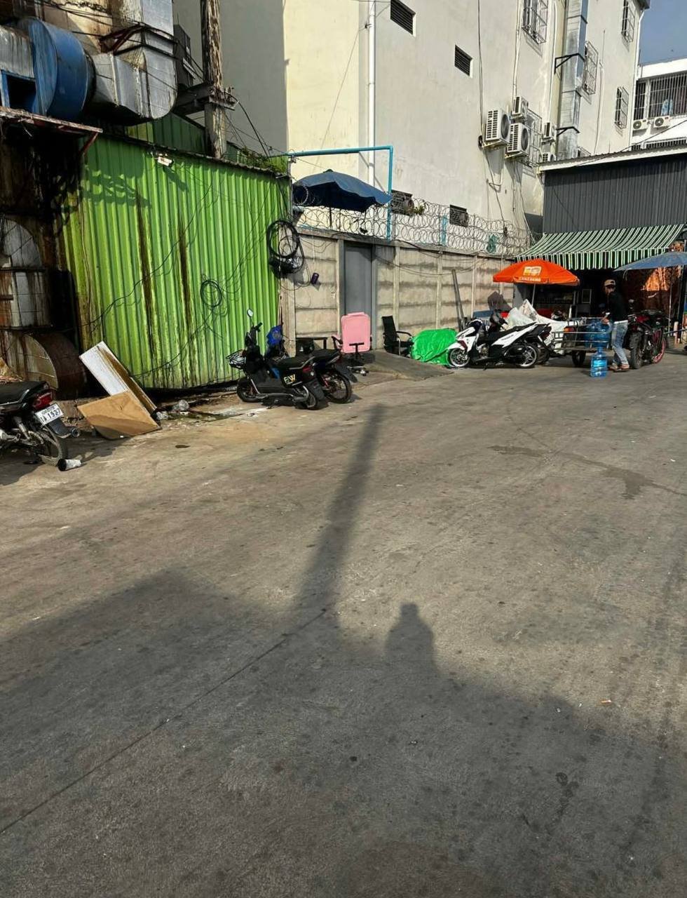 波贝九龙园区解散欠薪 老板失联员工维权无门