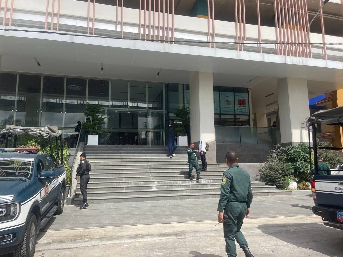 波森切区一建筑物遭警方突袭搜查 现场封锁中