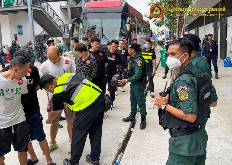 柬埔寨遣返165名涉诈中国籍人员 专机从德崇国际机场起飞