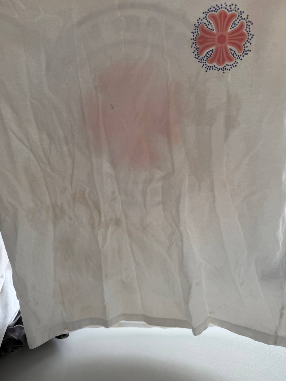 西港万达商场专业干洗店提供衣物去渍服务，针对火锅油渍等顽固污渍进行专业处理，避免