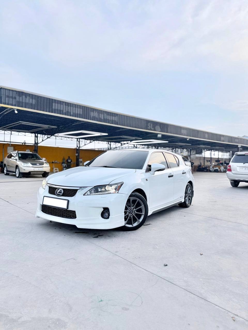 Scrautocambodia提供2012款Lexus CT200h F-Spo