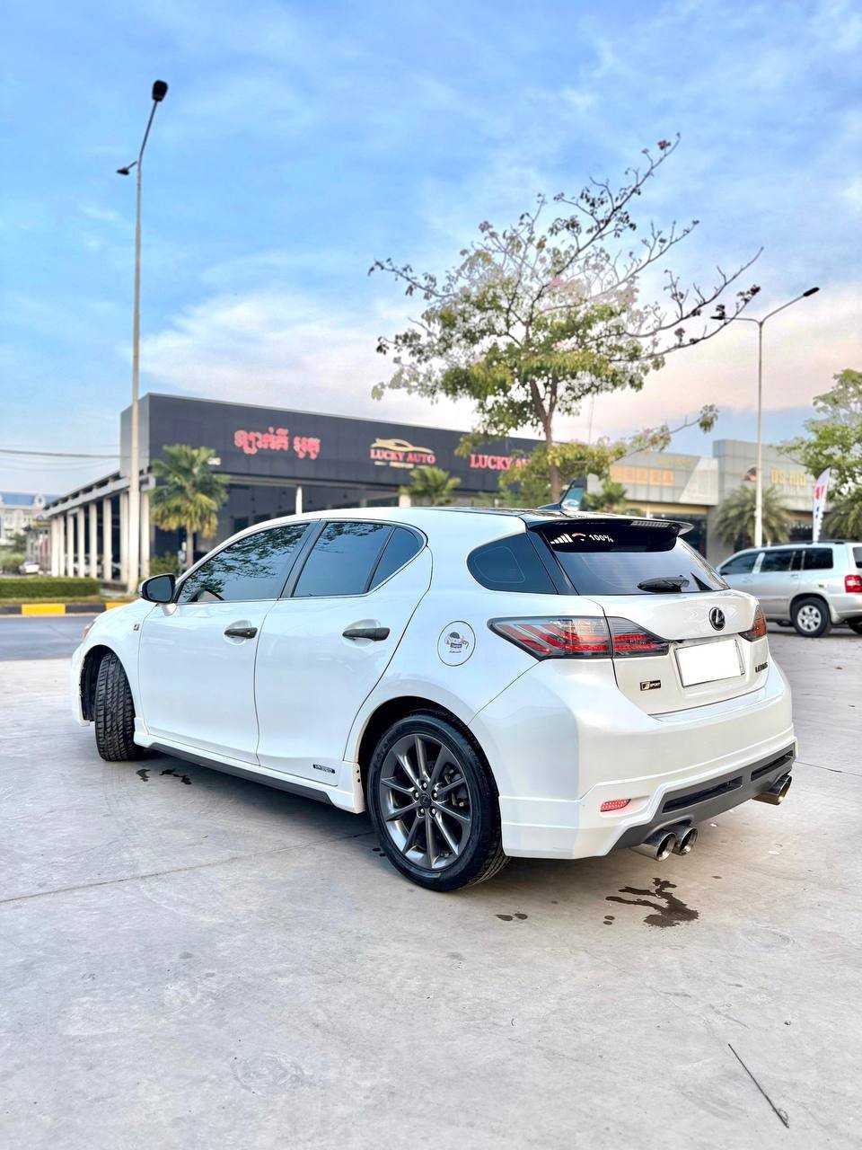 Scrautocambodia提供2012款Lexus CT200h F-Spo