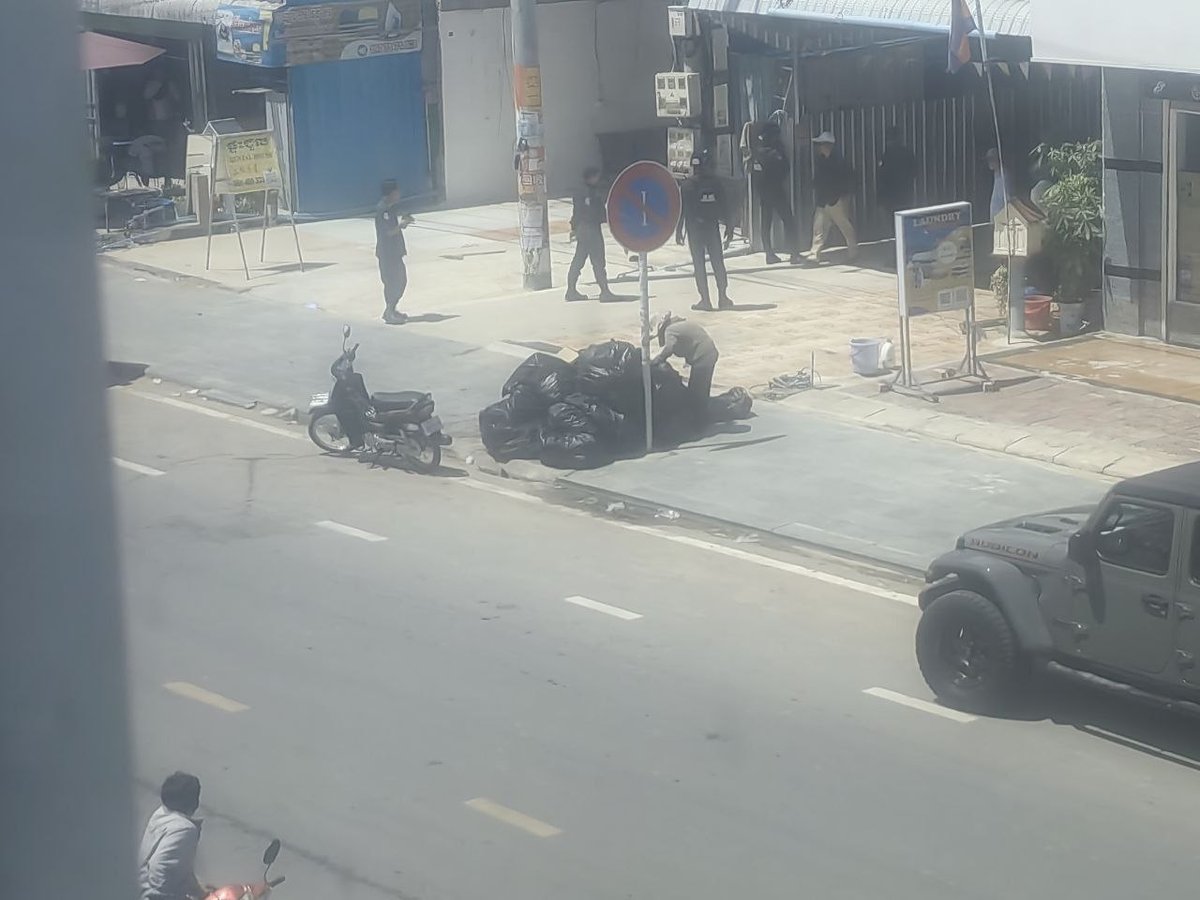 财通城市广场突发执法行动 十余人被宪兵带走