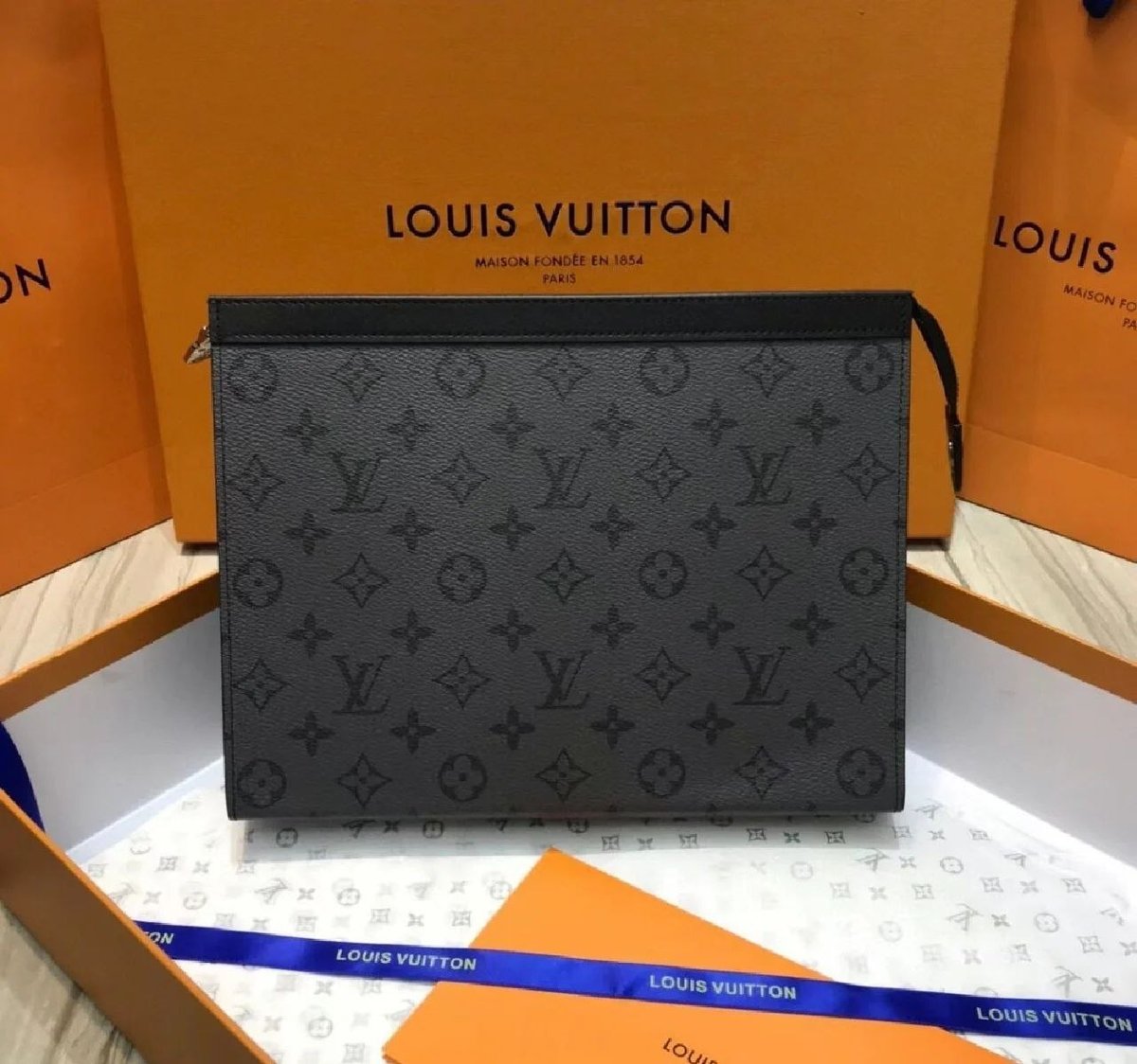 LV经典款Pochette Voyage手拿包转让 适合出行收纳