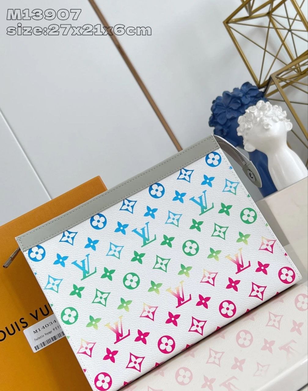 LV经典款Pochette Voyage手拿包转让 适合出行收纳