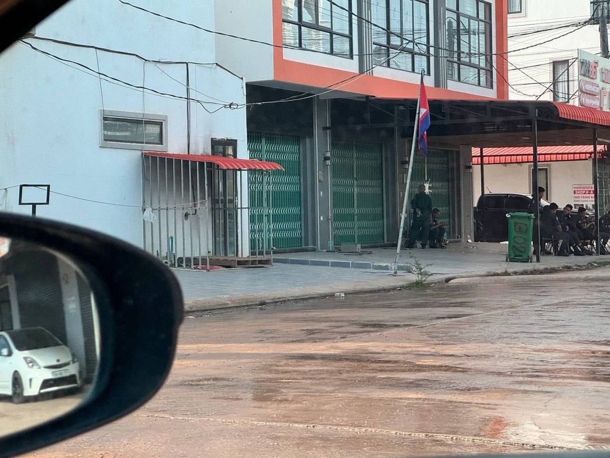 木牌警方突袭非法网赌别墅 抓获60余名涉案人员