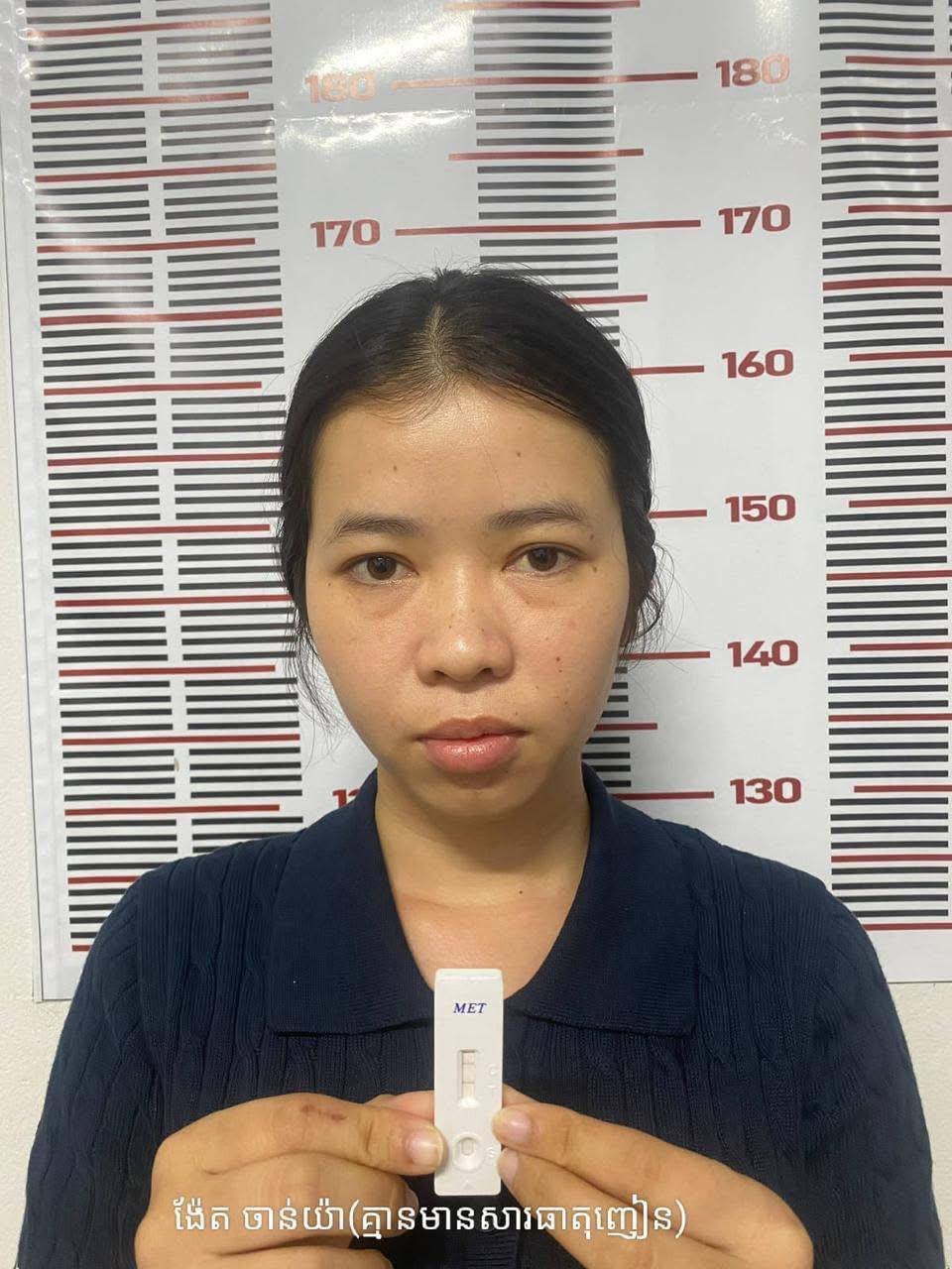 金边坎波区一女子非法持有并穿戴警服被捕