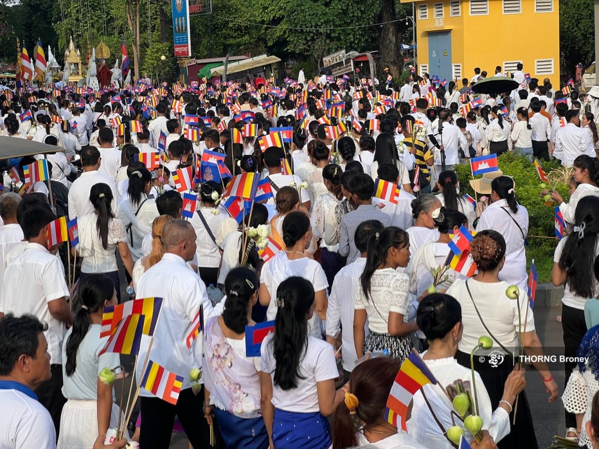 暹粒市举办卫塞节游行 吸引大量信众参与