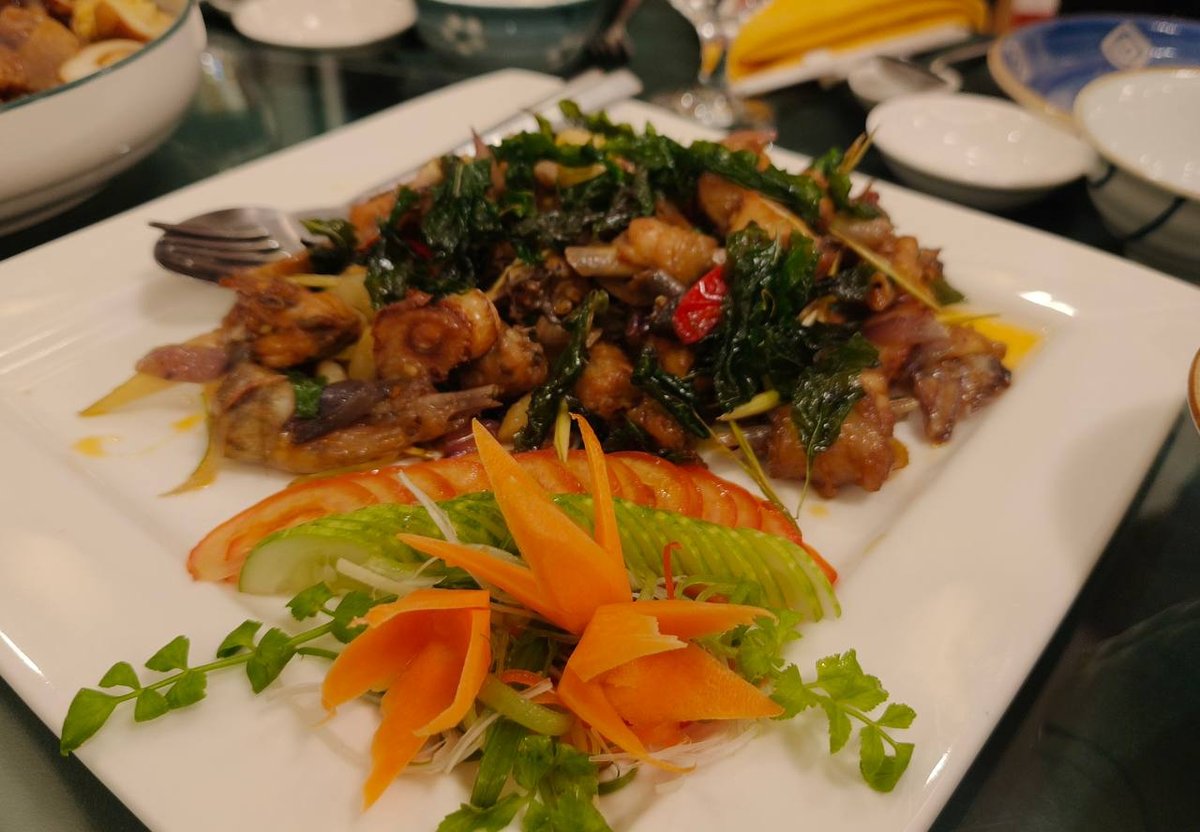暹粒ភូមិទ្រាំង餐厅以传统高棉菜闻名,提供鱼肉阿莫克、牛肉炒饭等经典菜品