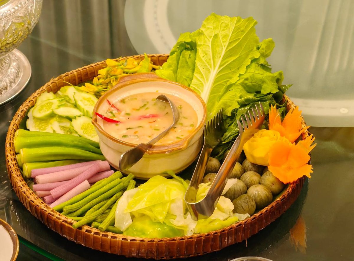 暹粒ភូមិទ្រាំង餐厅以传统高棉菜闻名,提供鱼肉阿莫克、牛肉炒饭等经典菜品