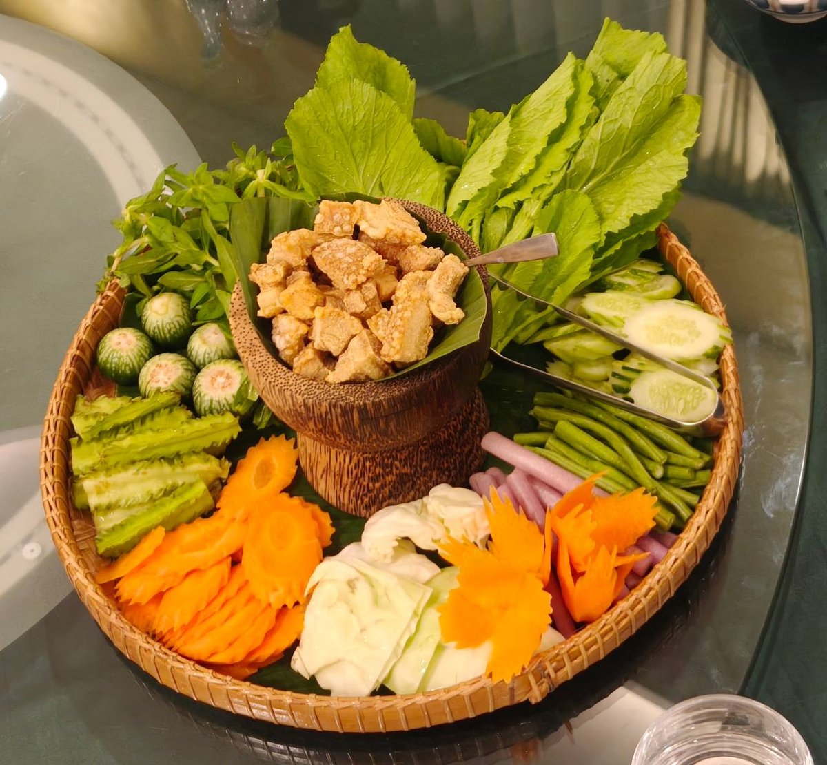 暹粒ភូមិទ្រាំង餐厅以传统高棉菜闻名,提供鱼肉阿莫克、牛肉炒饭等经典菜品