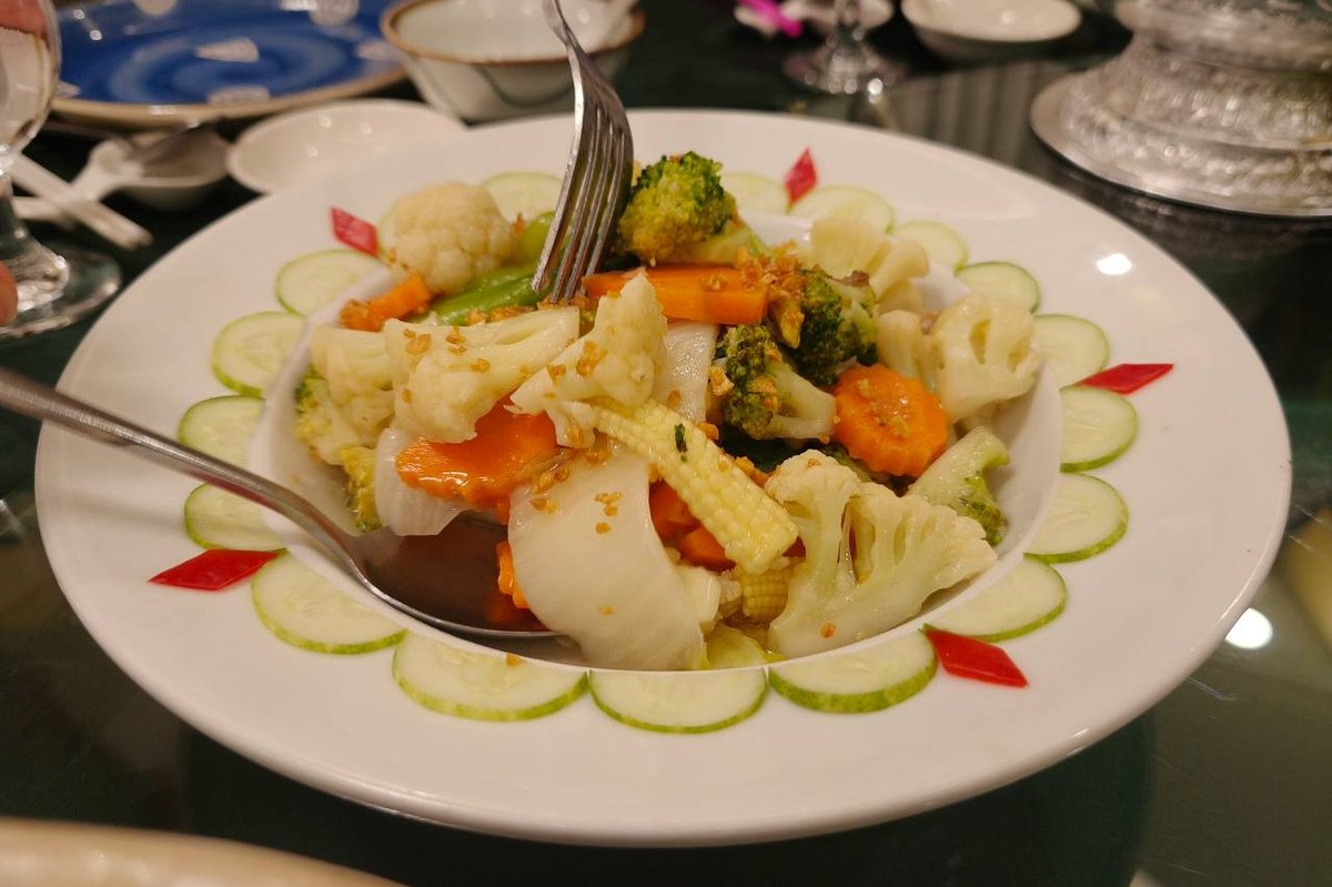 暹粒ភូមិទ្រាំង餐厅以传统高棉菜闻名,提供鱼肉阿莫克、牛肉炒饭等经典菜品