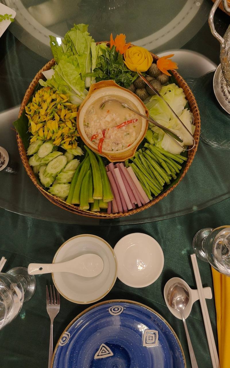 暹粒ភូមិទ្រាំង餐厅以传统高棉菜闻名,提供鱼肉阿莫克、牛肉炒饭等经典菜品