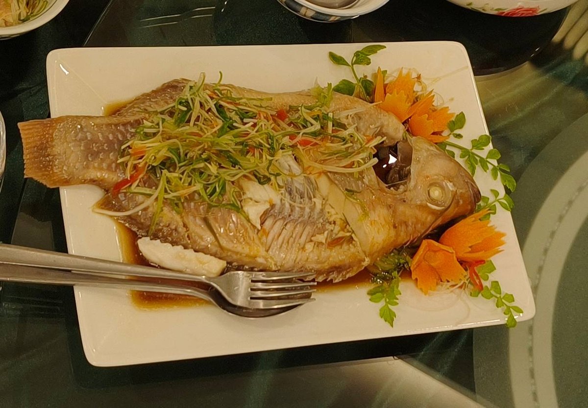 暹粒ភូមិទ្រាំង餐厅以传统高棉菜闻名,提供鱼肉阿莫克、牛肉炒饭等经典菜品