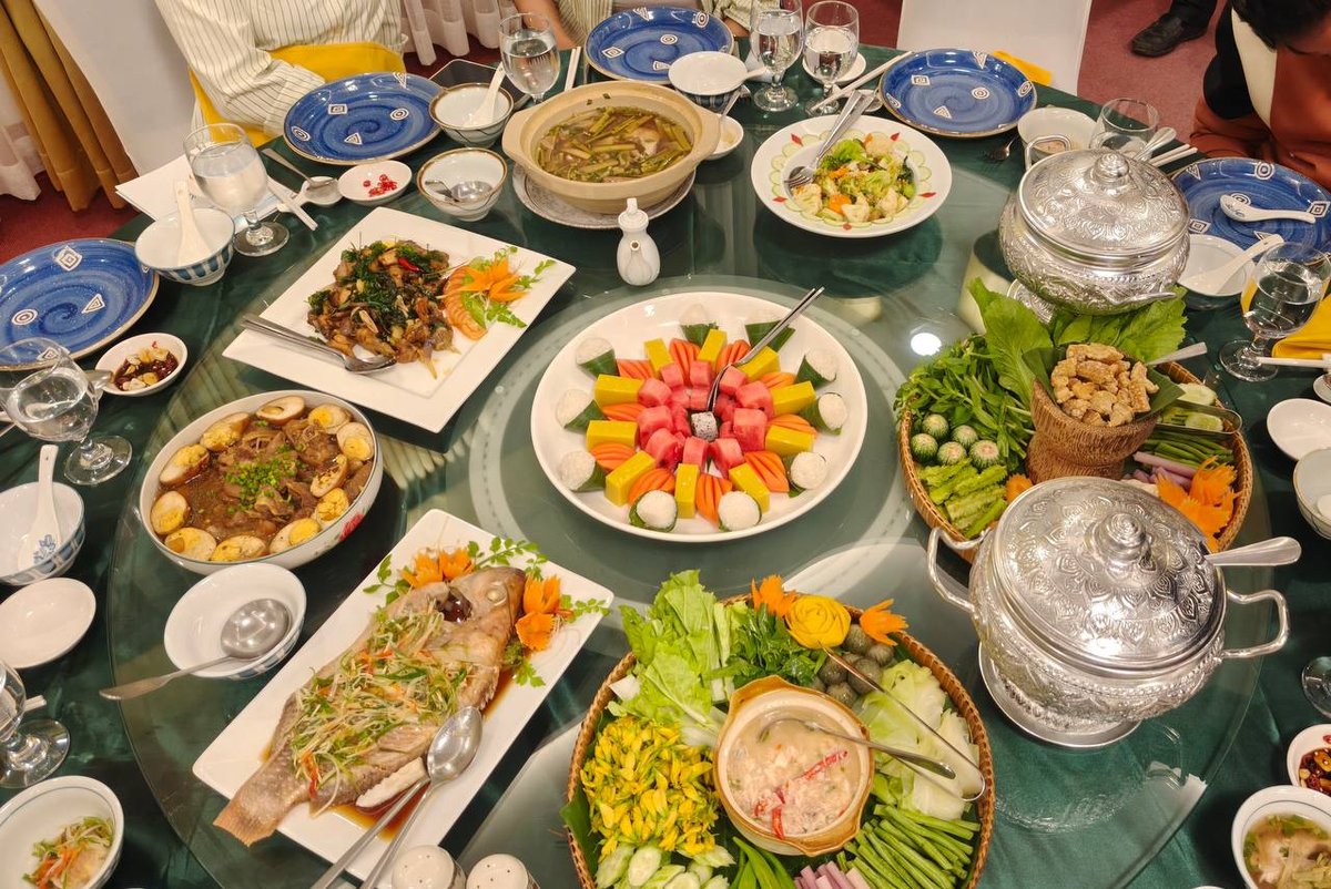 暹粒ភូមិទ្រាំង餐厅以传统高棉菜闻名,提供鱼肉阿莫克、牛肉炒饭等经典菜品
