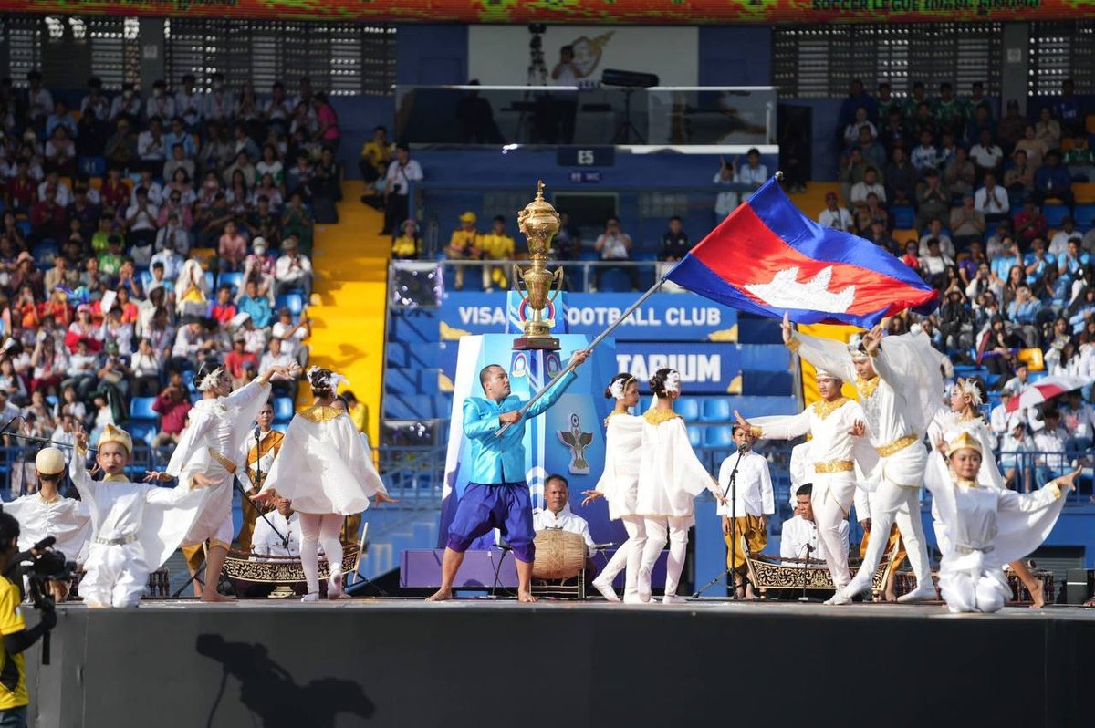 由柬埔寨青年联合会主办的第9届足球联赛在维萨卡体育场正式开幕