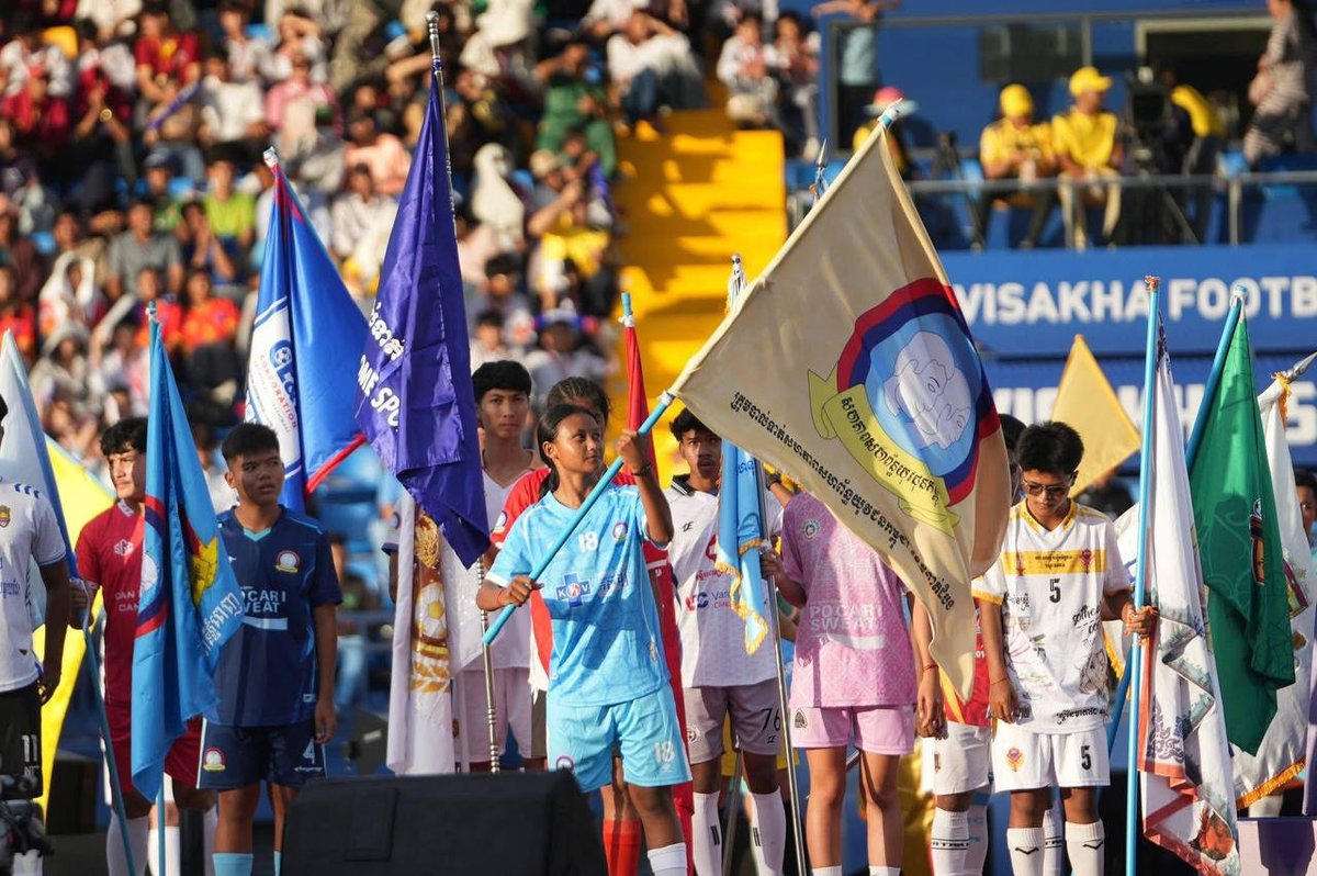 由柬埔寨青年联合会主办的第9届足球联赛在维萨卡体育场正式开幕