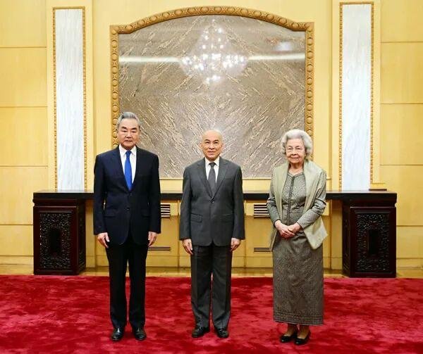 王毅看望西哈莫尼国王与莫尼列太后 重申中柬友谊