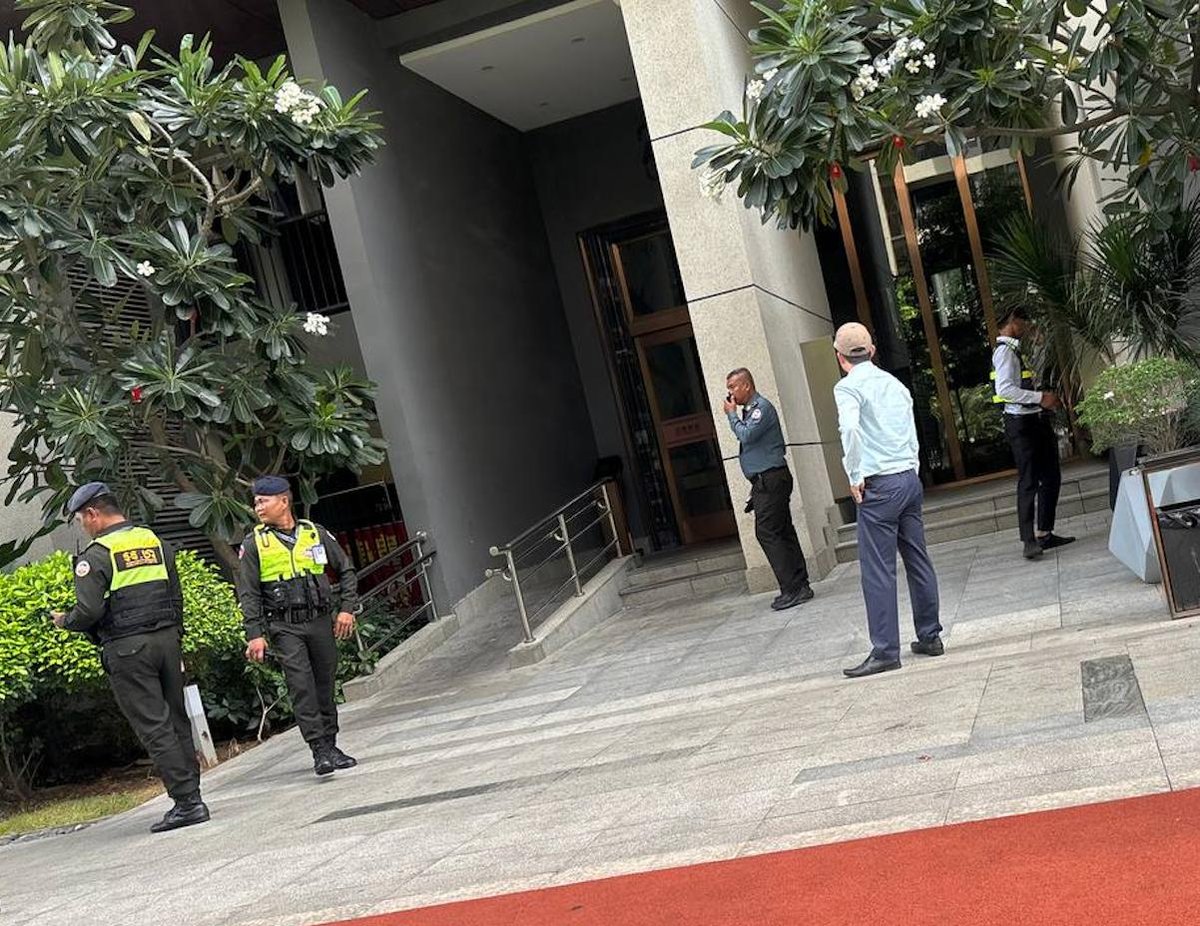 金边富力小区突击执法 宪兵抓获17名涉诈人员