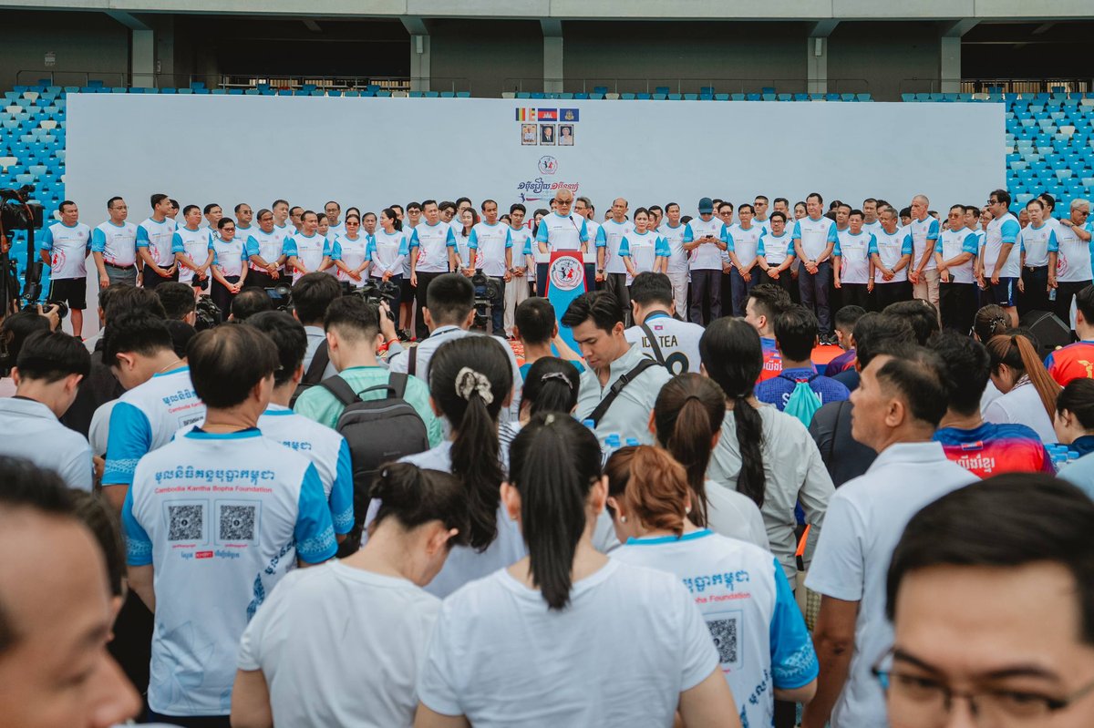 昂蓬莫尼罗副总理出席在德崇国家体育场举办的“2700步为婴儿