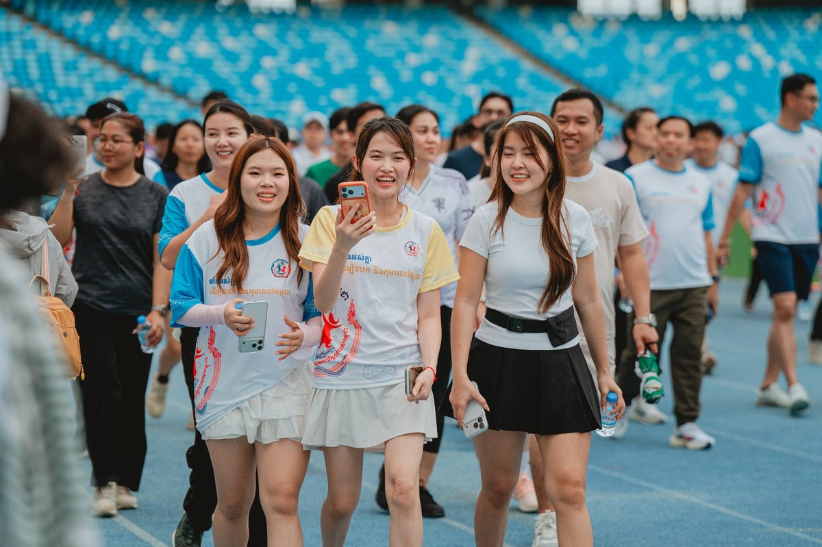 昂蓬莫尼罗副总理出席在德崇国家体育场举办的“2700步为婴儿