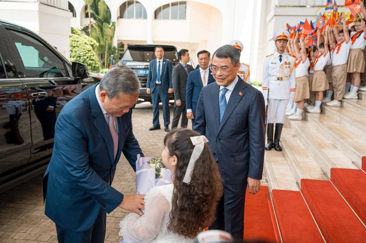 洪玛奈总理抵达河内出席官方欢迎仪式 开启访越行程