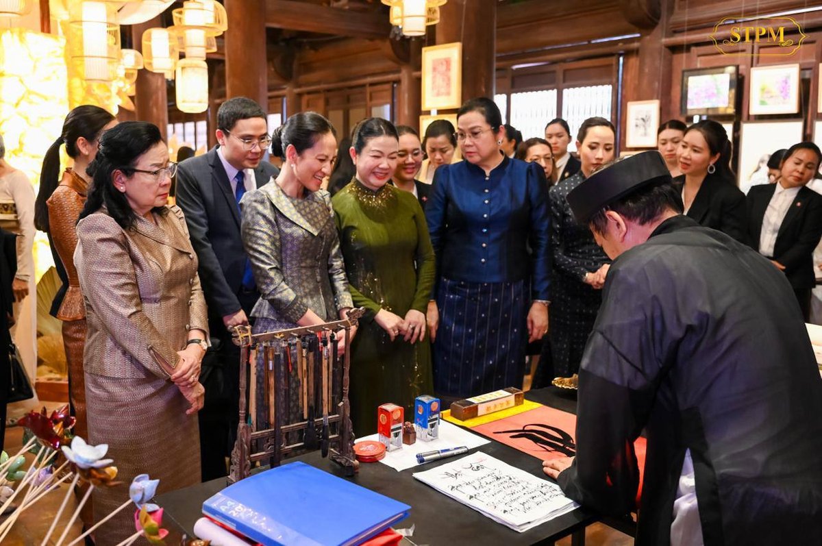 柬埔寨第一夫人碧占莫妮访问河内文庙 随行东盟领导人夫人团
