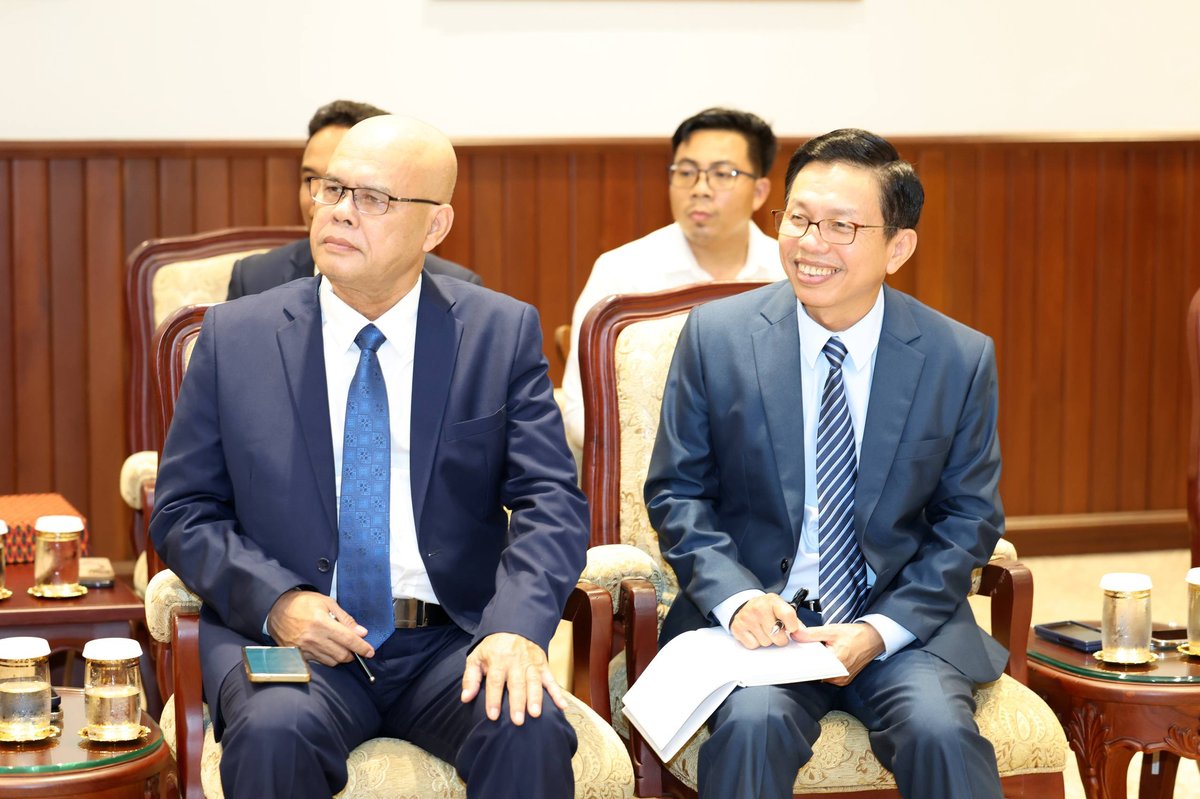 新闻部部长涅帕达会见新加坡新任驻柬大使彭志伟