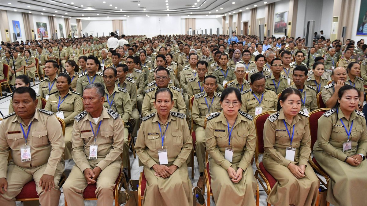 洪森在马德望会见地方官员 约1000名代表出席座谈