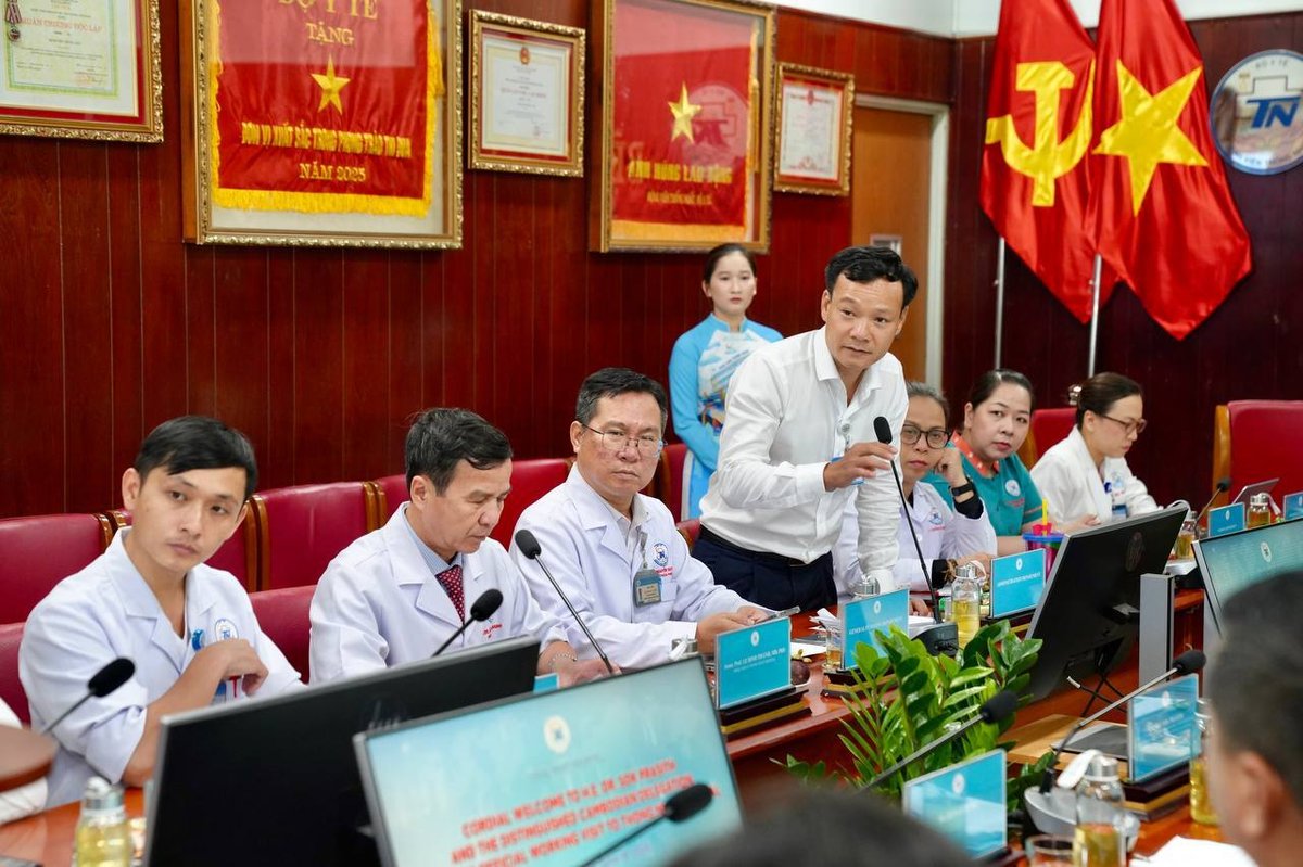 柬埔寨新闻部官员访问越南统一医院 拟签署医疗合作协议