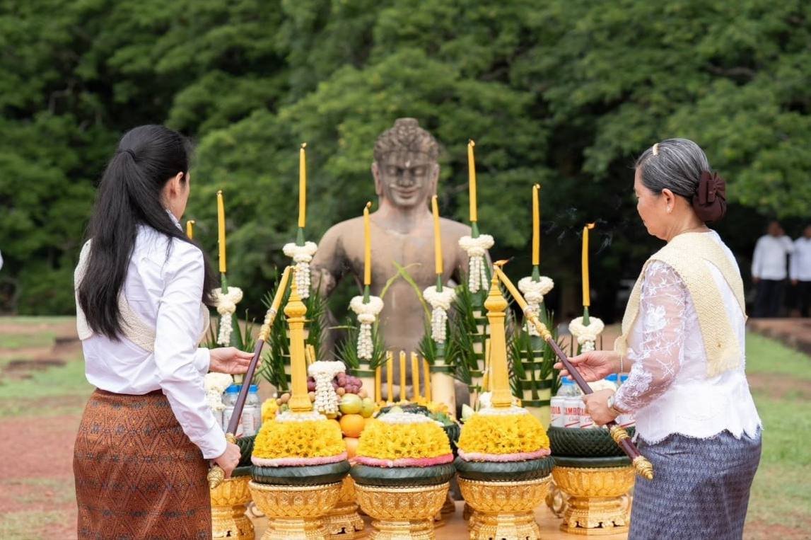 棉森婉与皮淑蒙在暹粒举行祈福仪式 为国家及前线官兵祈福