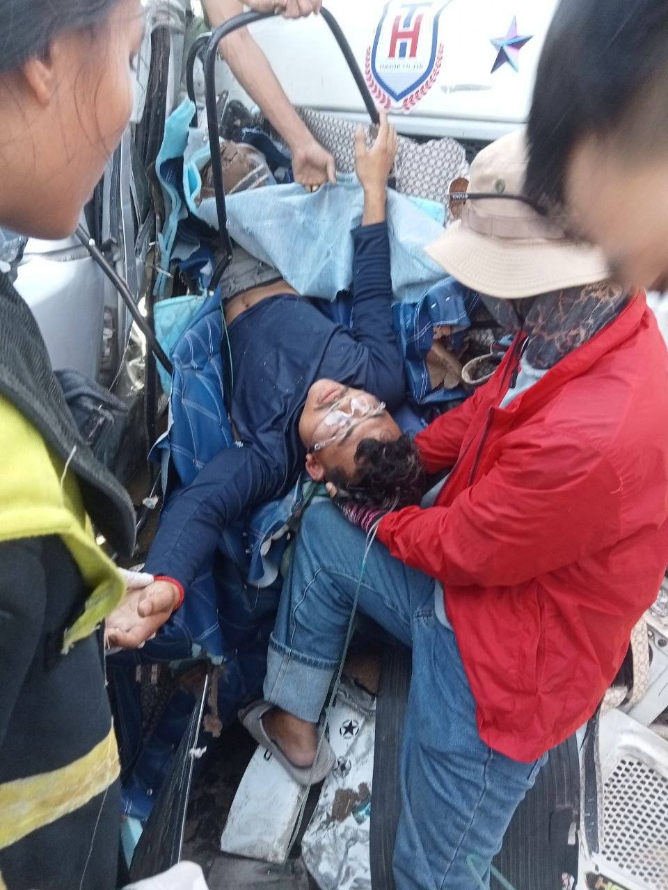 西港坡道发生连环车祸 多人受伤 事故发生在早高峰