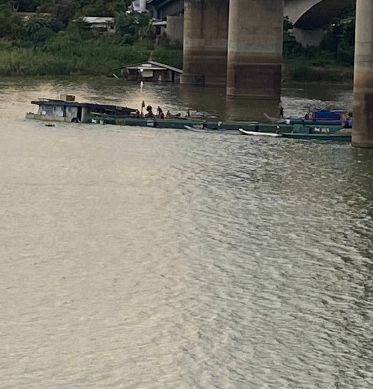 金边水净华大桥发生沉船事故 运沙船撞桥墩沉没