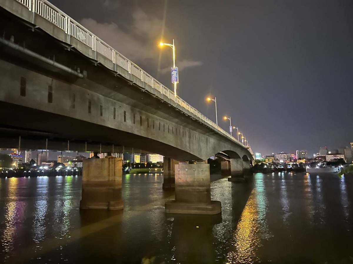 金边水净华大桥发生沉船事故 运沙船撞桥墩沉没