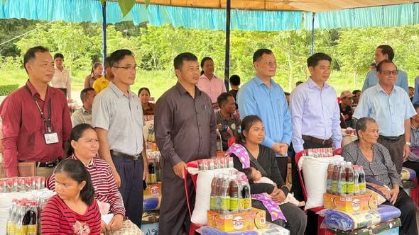 洪森夫妇向暹粒省巴孔县难民发放物资 关注弱势群体