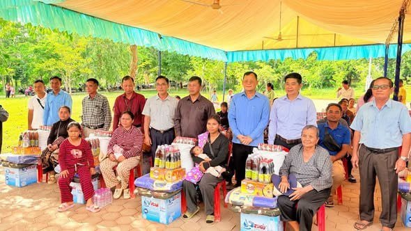 洪森夫妇向暹粒省巴孔县难民发放物资 关注弱势群体