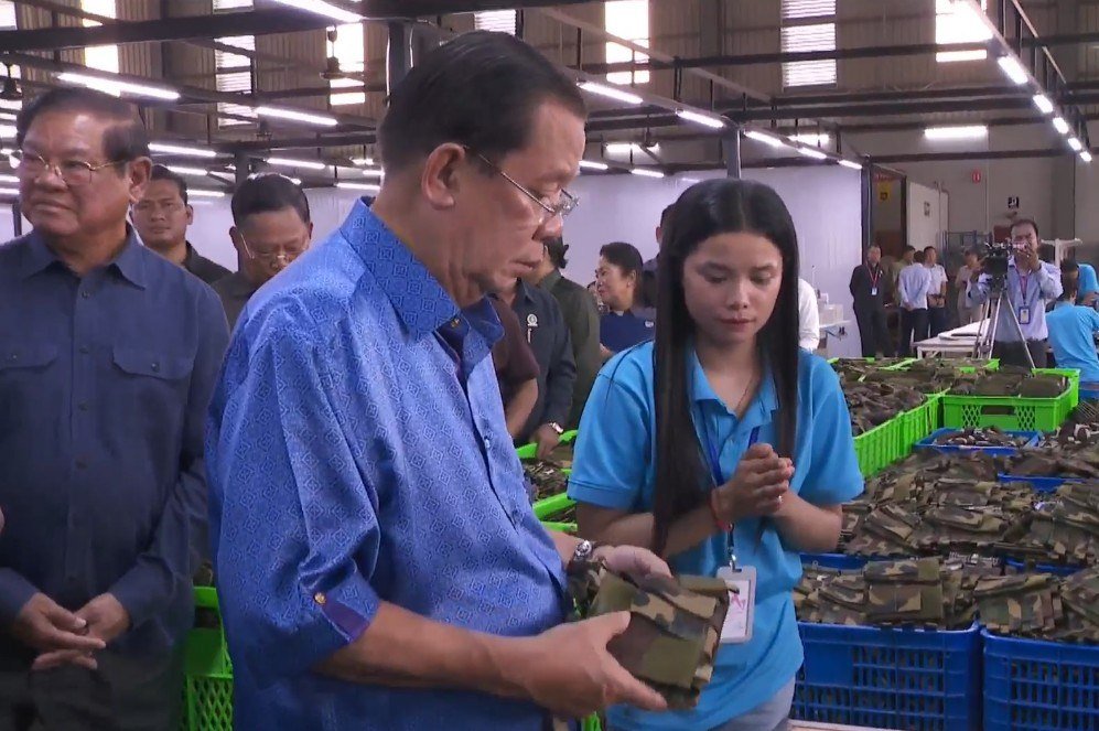 洪森视察马德望军工制造厂 重点考察国防装备产能