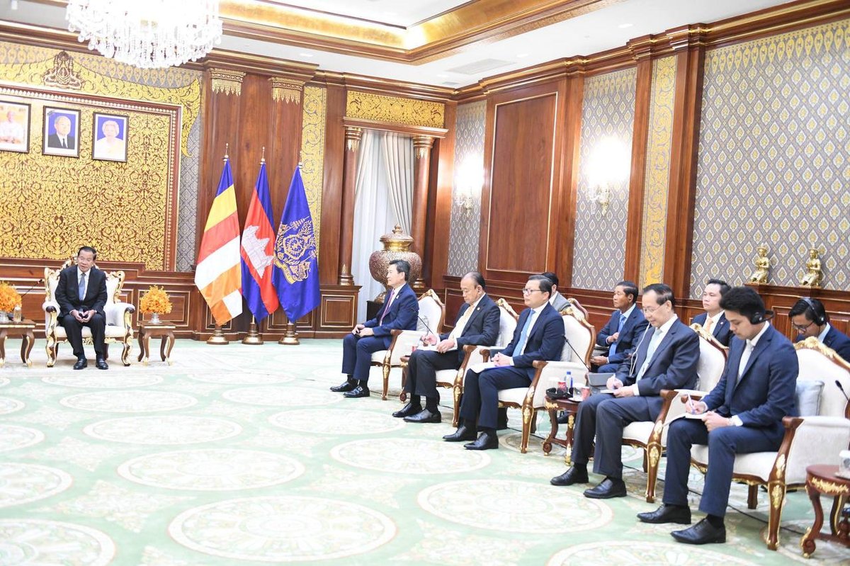 洪森会见哥伦比亚新任驻柬大使 递交国书正式履职