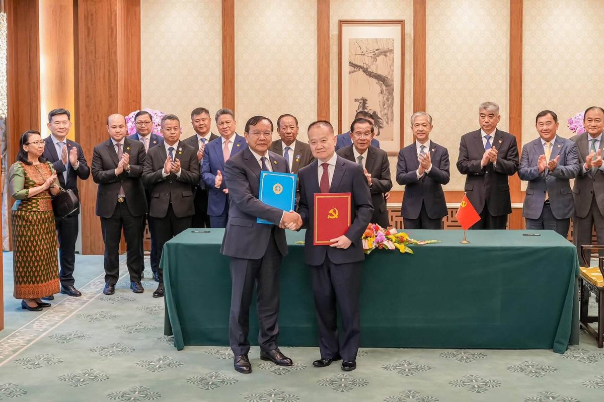 柬埔寨人民党与中国共产党签署合作备忘录 洪森出席
