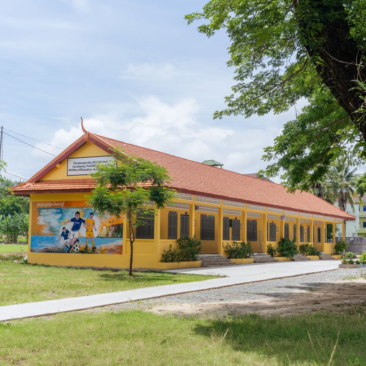 ABA银行出资翻新西哈努克省西哈努克市中学 改善教学环境
