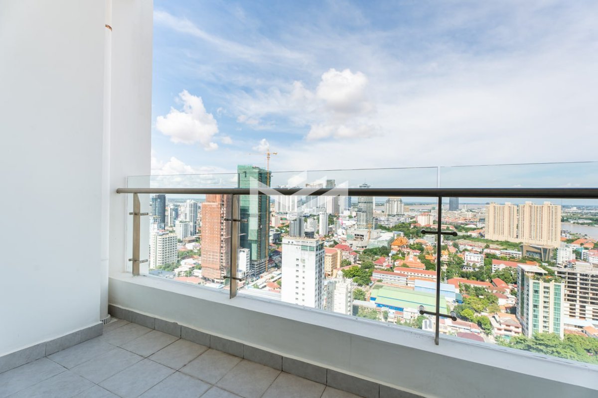 位于BKK1核心地段的J Tower 2公寓现有一套28楼两