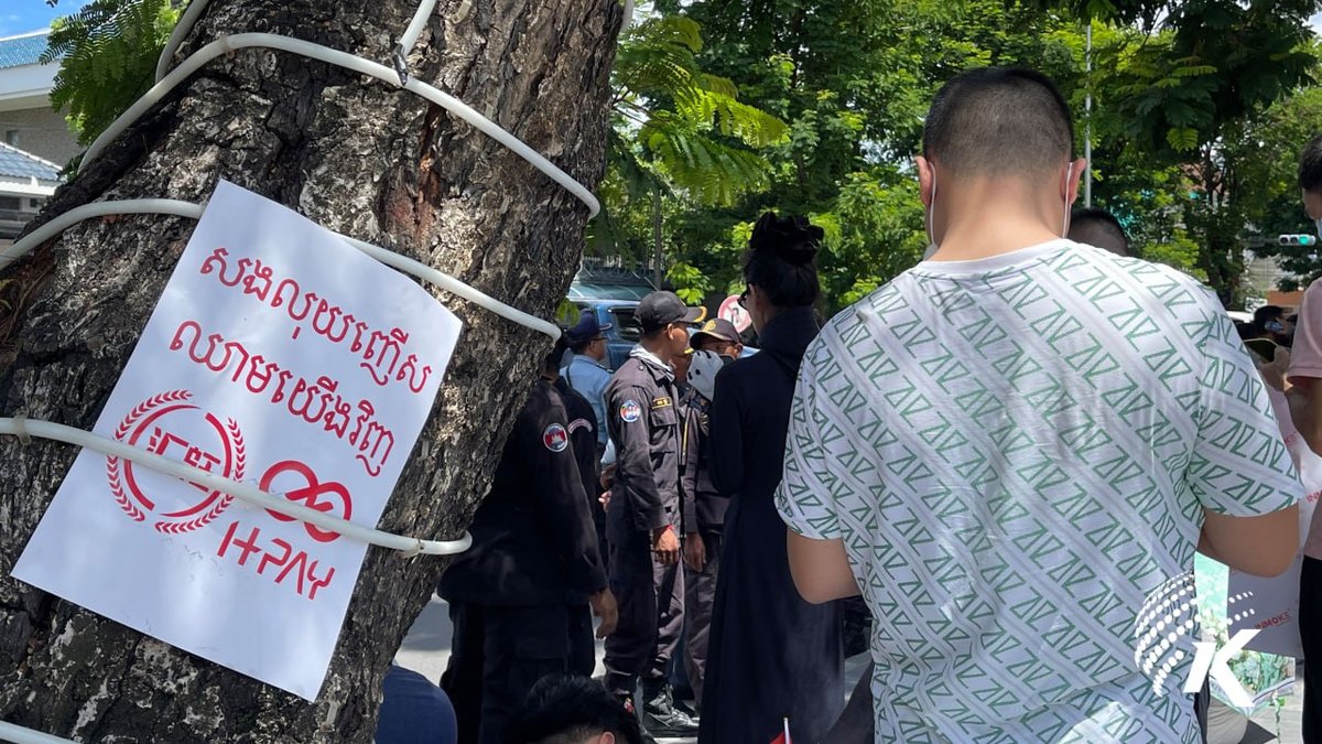 汇旺支付用户在金边中国大使馆外聚集维权 警方现场监控
