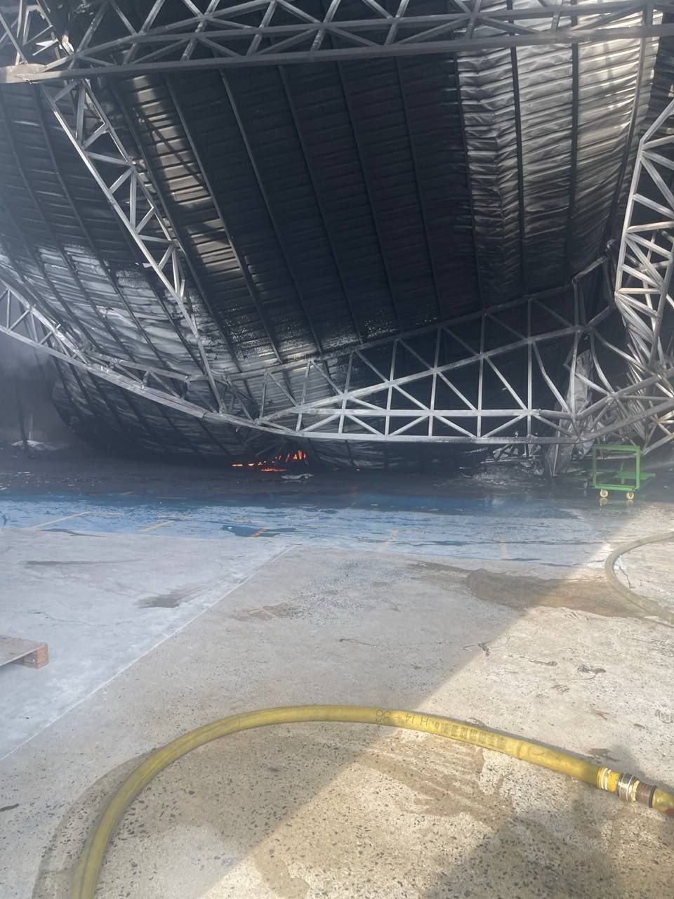金边朗哥区泡沫餐具厂突发大火 两栋建筑坍塌火势蔓延