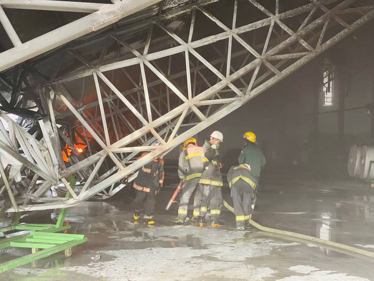 金边朗哥区泡沫餐具厂突发大火 两栋建筑坍塌火势蔓延