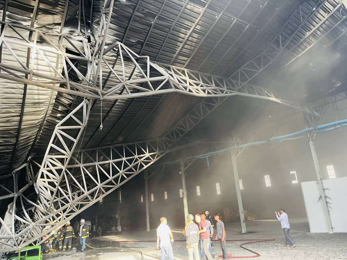 金边朗哥区泡沫餐具厂突发大火 两栋建筑坍塌火势蔓延