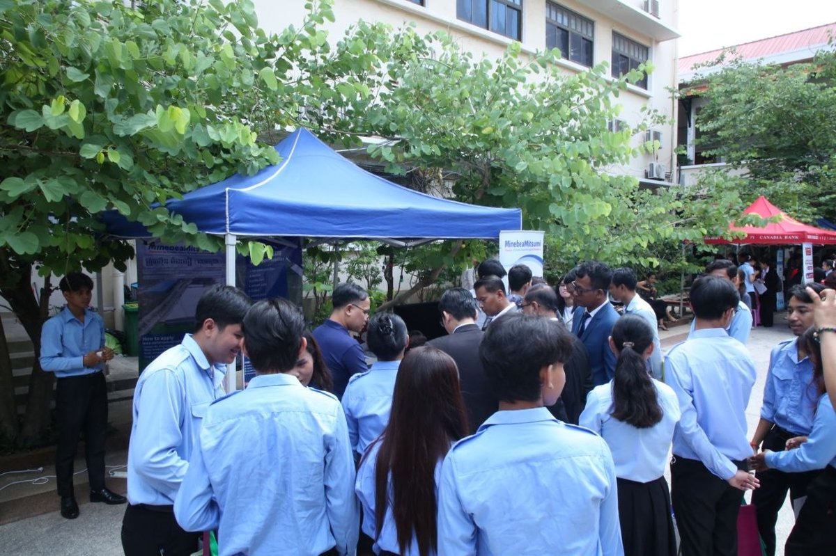 国家就业中心与国立管理大学联合举办招聘会,现场提供4122个