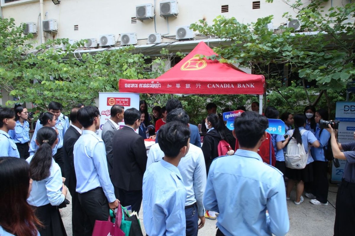 国家就业中心与国立管理大学联合举办招聘会,现场提供4122个